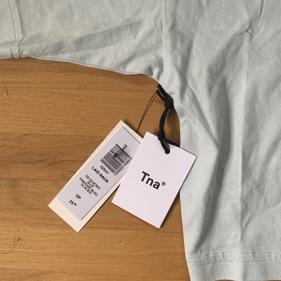 Aritzia TNA cropped laid back T-shirt - Picture 2 of 3